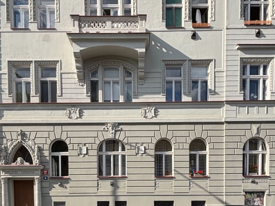 Fasáda spravovaného bytového domu, Praha 7 — Bubeneč